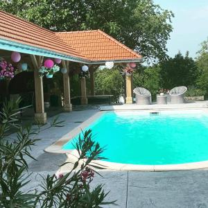 uma piscina num quintal com um gazebo em Bienvenue A La Campagne em Villers-sur-Port