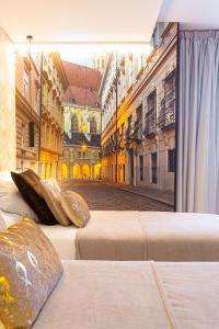 une rangée de lits dans un bâtiment avec une rue dans l'établissement Fly Rooms Madrid Airport, à Madrid