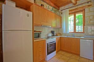 Kuchyňa alebo kuchynka v ubytovaní Villa Nipos by PosarelliVillas