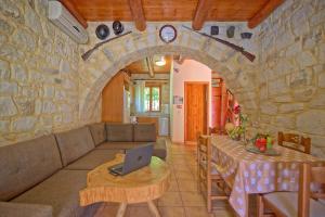 Posedenie v ubytovaní Villa Nipos by PosarelliVillas