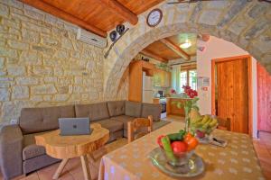 Posedenie v ubytovaní Villa Nipos by PosarelliVillas