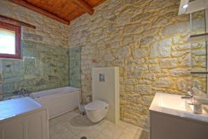 Kúpeľňa v ubytovaní Villa Nipos by PosarelliVillas + 13 fotografií