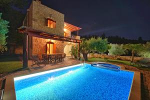 Bazén v ubytovaní Villa Nipos by PosarelliVillas alebo v jeho blízkosti