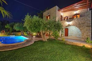 Bazén v ubytovaní Villa Nipos by PosarelliVillas alebo v jeho blízkosti