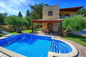 Villa Nipos by PosarelliVillas في Vryses: فيلا بمسبح امام بيت