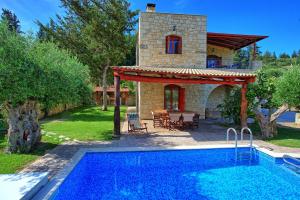 Bazén v ubytovaní Villa Nipos by PosarelliVillas alebo v jeho blízkosti