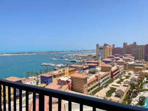 balkon z widokiem na miasto w obiekcie sea view apartment in Porto Marina w mieście El Alamein