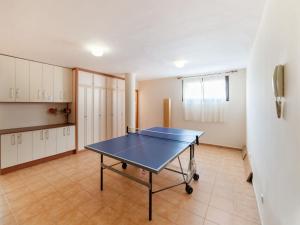 Taula de ping-pong a Belvilla by OYO Holiday home in Jand a o a prop