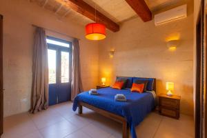 Giường trong phòng chung tại Stunning 4 bedrooms House with views in Gozo +23 ảnh