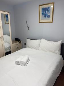Un pat sau paturi într-o cameră la The Town Hotel