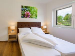 Tempat tidur dalam kamar di Apartment in Lutzmannsburg with Pool, Roof Terrace, Garden