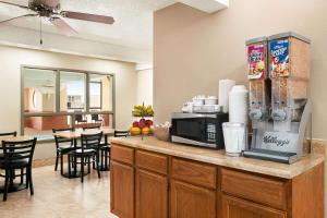 cocina y comedor con encimera con microondas en Super 8 by Wyndham Liberal KS, en Liberal