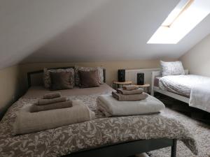 Postel nebo postele na pokoji v ubytování Apartmani Sunset