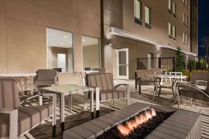 A seating area at La Quinta Inn & Suites by Wyndham Marysville