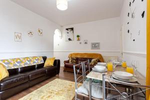 sala de estar con sofá y mesa en Fabulous Stay - 4 Bedroom House, sleeps 9, ideal for Business and Contractors, Free parking, en Stoke on Trent