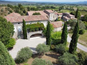 una vista aérea de una villa con árboles en Superb villa with private pool, en Banne