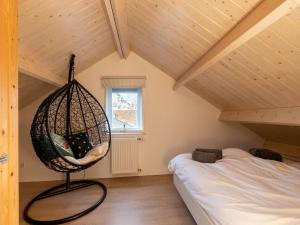 um quarto com uma rede de descanso pendurada no tecto em Cozy vacation home near the sea em Egmond aan den Hoef