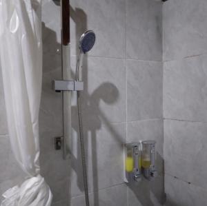 a bathroom with a shower with a shower head at Les chalets Uluwatu in Uluwatu