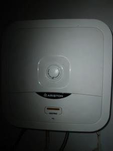 un moniteur informatique blanc avec un bouton sur celui-ci dans l'établissement Les chalets Uluwatu, à Uluwatu
