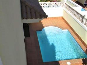 una vista aérea de una piscina en un edificio en Belvilla by OYO La Maison des Sables, en Corralejo