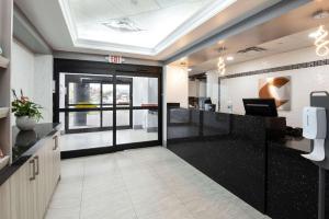 an office with a reception desk and a waiting room at Comfort Hotel in Niagara Falls