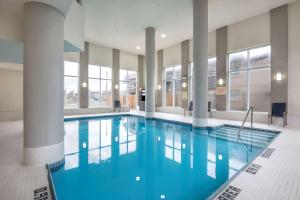 - une grande piscine d'eau bleue dans un bâtiment dans l'établissement Comfort Hotel, à Niagara Falls