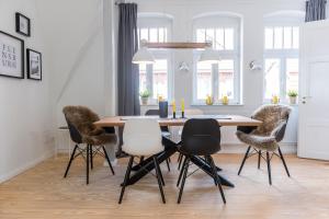 comedor con mesa y sillas en fewo1846 - flensBURG - komfortable Maisonettewohnung für 6 Personen mit Dachbalkon im 4 OG, en Flensburg