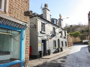 una calle vacía en una ciudad con edificios en The Toll House, en Melrose