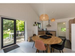 een keuken en eetkamer met een tafel en stoelen bij Tranquil holiday home in Dishoek with garden in Dishoek