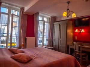 Postel nebo postele na pokoji v ubytování Hôtel De Calais