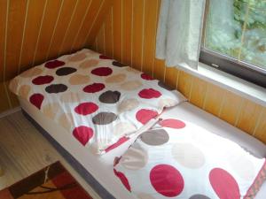 Una cama en una habitación con un patrón de flores. en Holiday home in Saxony with private terrace, en Schlettau