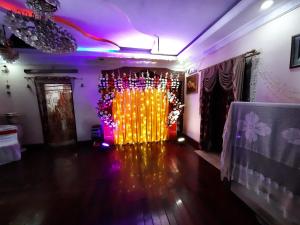 um quarto com um palco com um monte de luzes em The Candy Suites em Ranchi