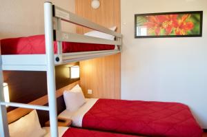 een slaapkamer met een stapelbed en een stapelbed bij Premiere Classe Bordeaux Sud Pessac Bersol in Pessac