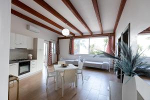 a kitchen and dining room with a table and chairs at Residence Emarine in Peschici