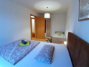 LEA-Apartment, 2 Raum, Balkon TG zentral am Park في لايبزيغ: غرفة نوم بسرير كبير مع شراشف زرقاء