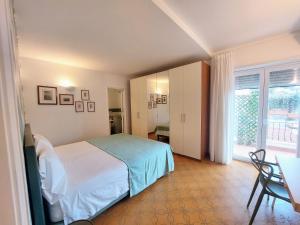 een slaapkamer met een bed, een tafel en een raam bij Casa L'Agave in Capri
