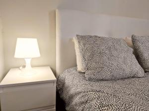 1 dormitorio con 1 cama con lámpara en una mesita de noche en Apartamento Carrillo 1 La Rosa, en Santa Cruz de Tenerife