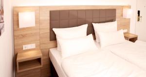 Postel nebo postele na pokoji v ubytování Hotel Frisia