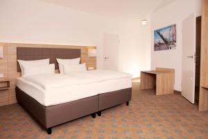 Postel nebo postele na pokoji v ubytování Hotel Frisia