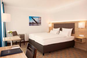 Postel nebo postele na pokoji v ubytování Hotel Frisia