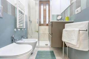 łazienka z toaletą, umywalką i prysznicem w obiekcie Vomero Deluxe Apartments w mieście Neapol +37 zdjęć