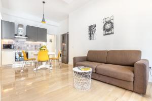salon z kanapą i stołem w obiekcie Vomero Deluxe Apartments w mieście Neapol
