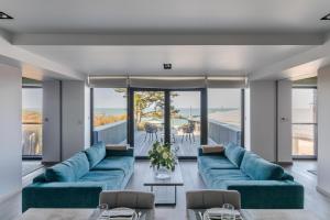 una sala de estar con sofás azules y una mesa. en Résidence Premium Le Bénétin- Saint Malo en Saint-Malo