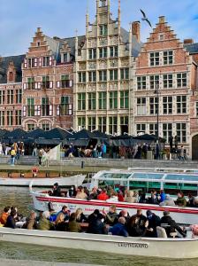 eine Gruppe von Menschen, die auf einem Boot im Wasser reiten in der Unterkunft Heirloom Hotels - The Mansion in Gent