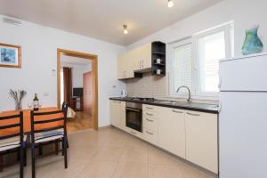 Kuchyňa alebo kuchynka v ubytovaní Apartments Darjan