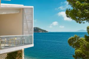 依加涅的住宿－TUI BLUE Makarska - Adults Only，阳台享有海景。