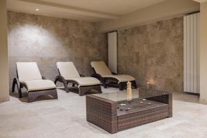 Posezení v ubytování Iglika Hotel & Villas Borovets