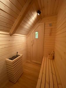 eine Holzsauna mit Badewanne in einem Zimmer in der Unterkunft Brunarica Rogla in Vitanje