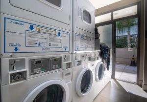 uma pilha de máquinas de lavar roupa num quarto em 360 Vila Madalena em São Paulo