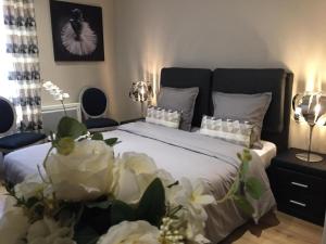 Un dormitorio con una cama grande con flores blancas. en Bienvenue A La Campagne en Villers-sur-Port